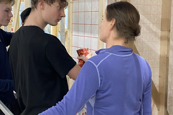 en person som holder en kopp kaffe