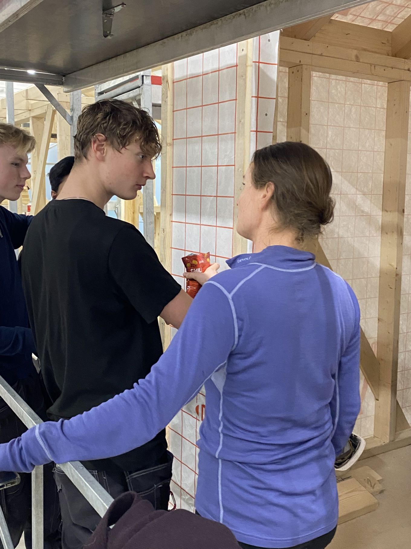 en person som holder en kopp kaffe