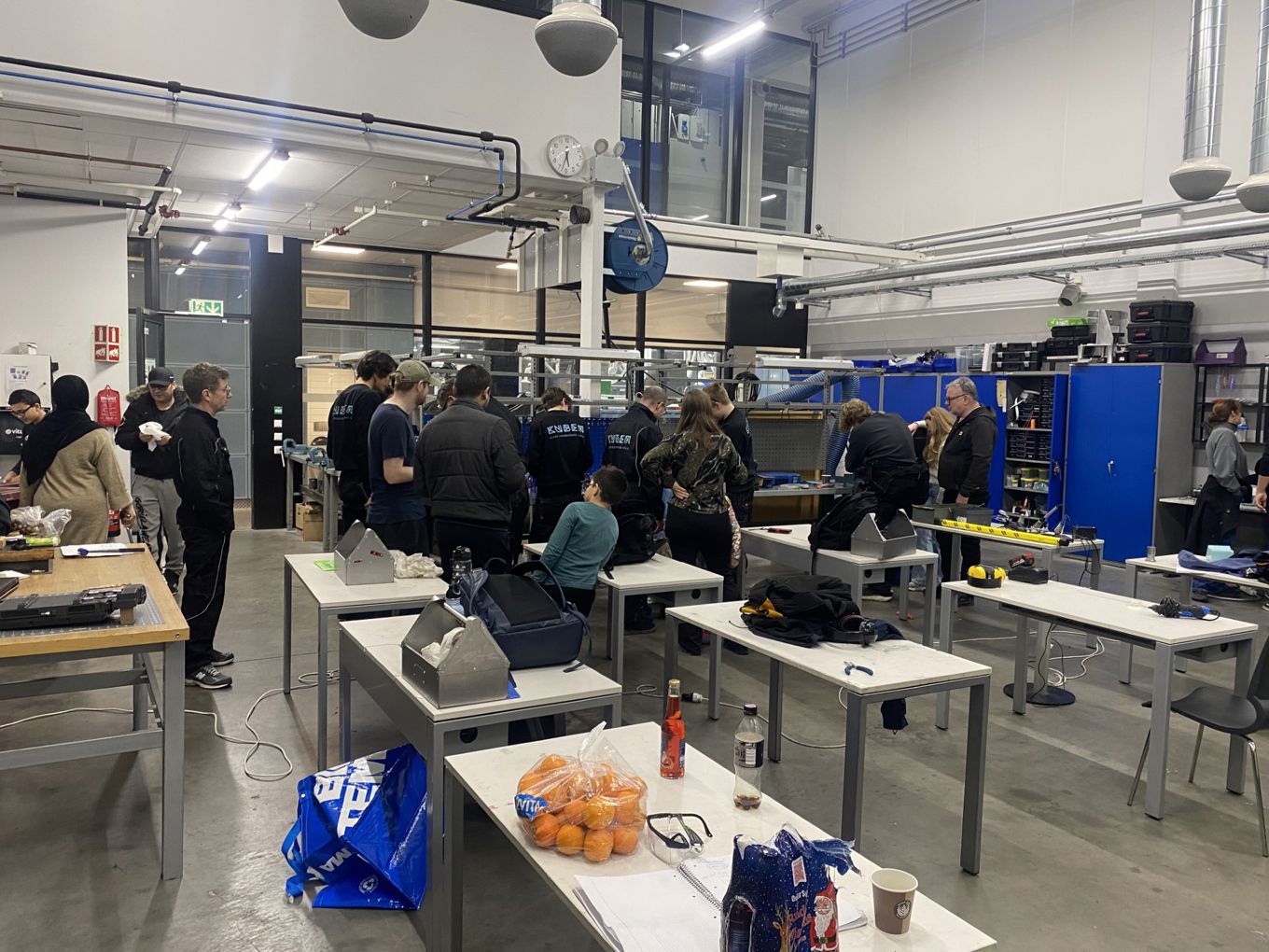 en gruppe mennesker i et rom