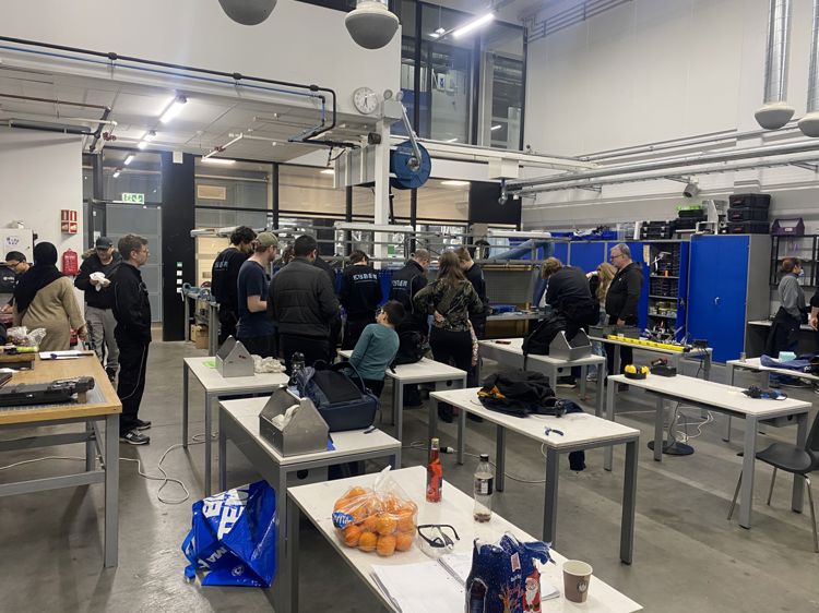 en gruppe mennesker i et rom