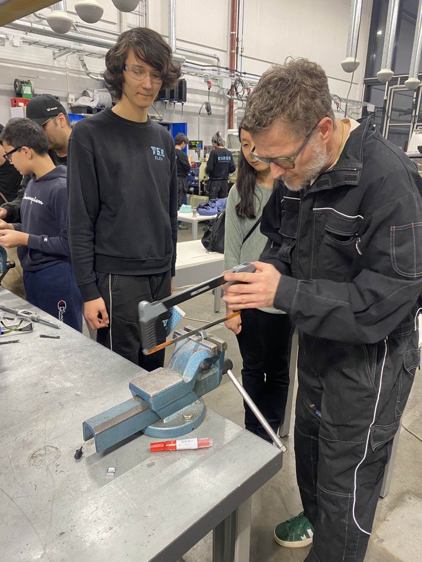 en person som ser på et modellfly