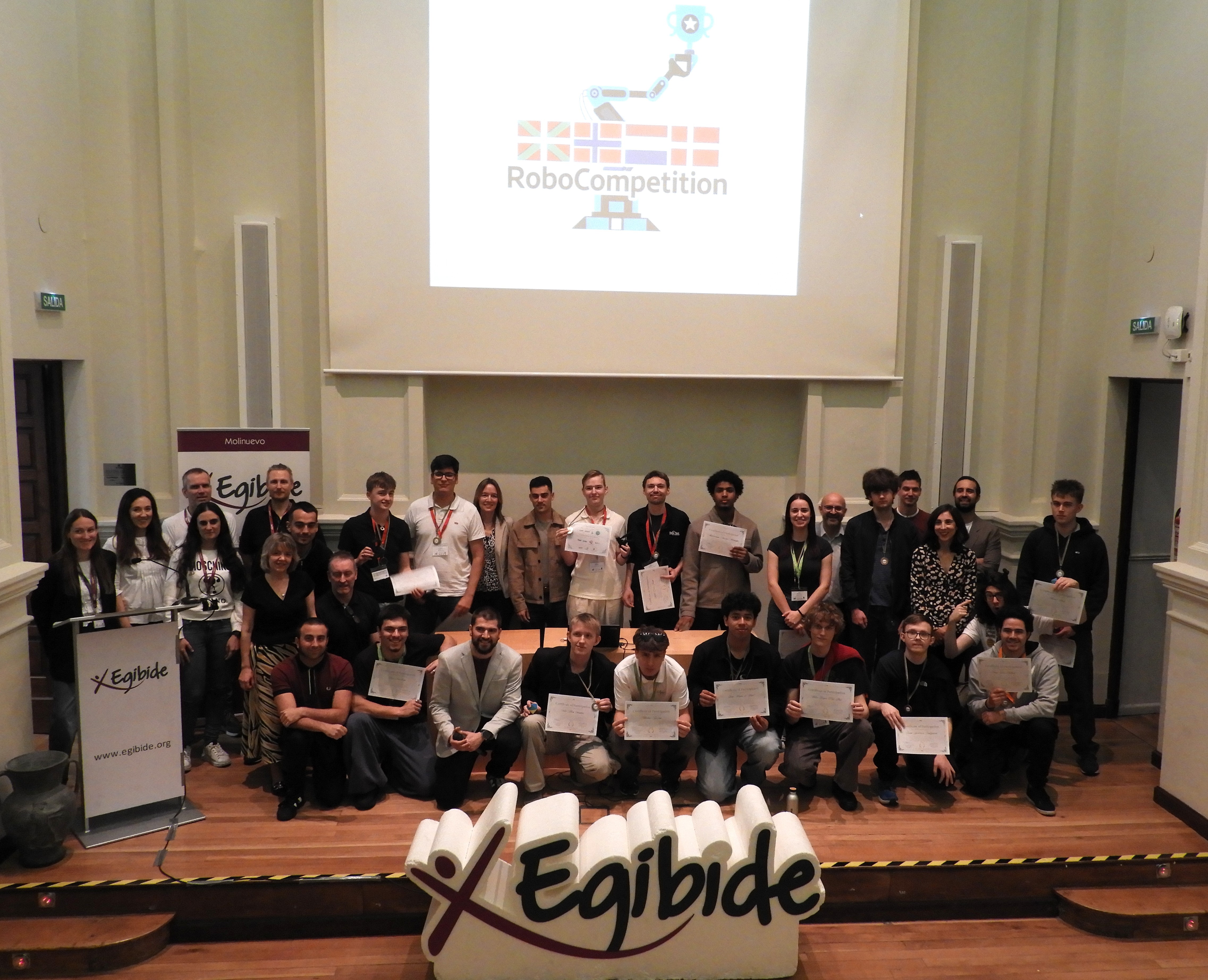 Alle deltakerne, l&aelig;rere, dommere og andre involverte