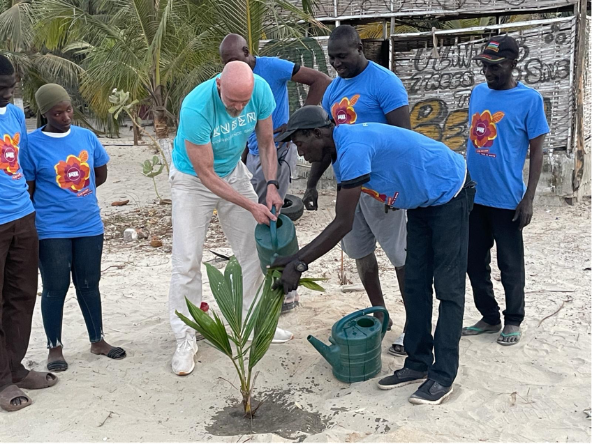 Kjell Ove planter tre.png