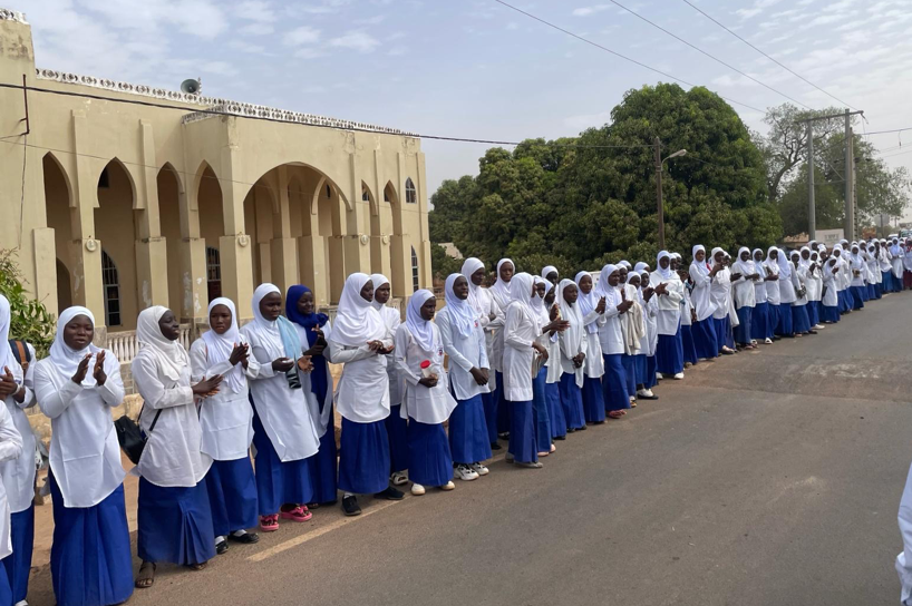 Elevene tar imot gjester fra Kuben.png