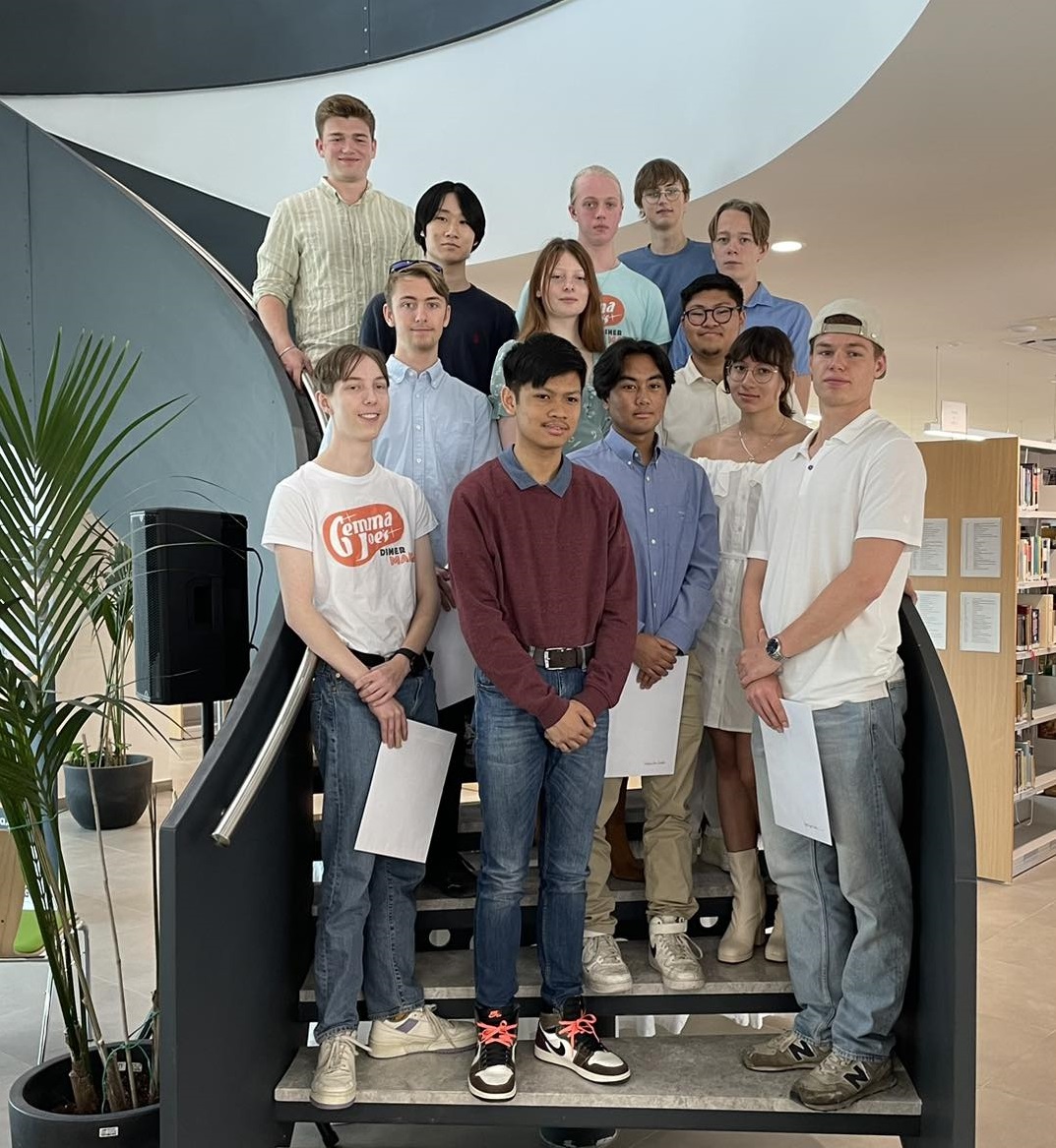 2023-05-11 2DEB i trappa.jpg