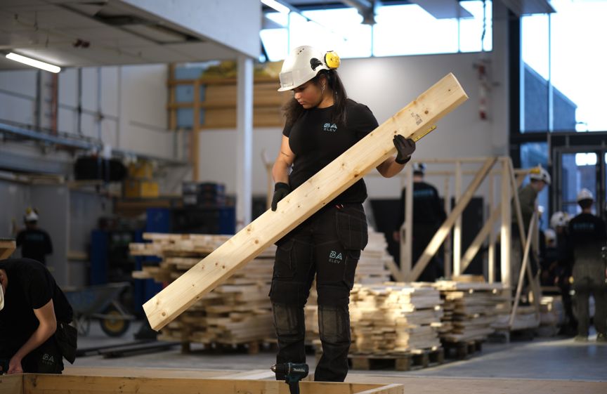 Elev som holder planke