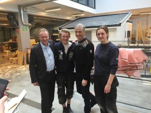 Raymond Johansen og Jonas Gahr Støre med to elever