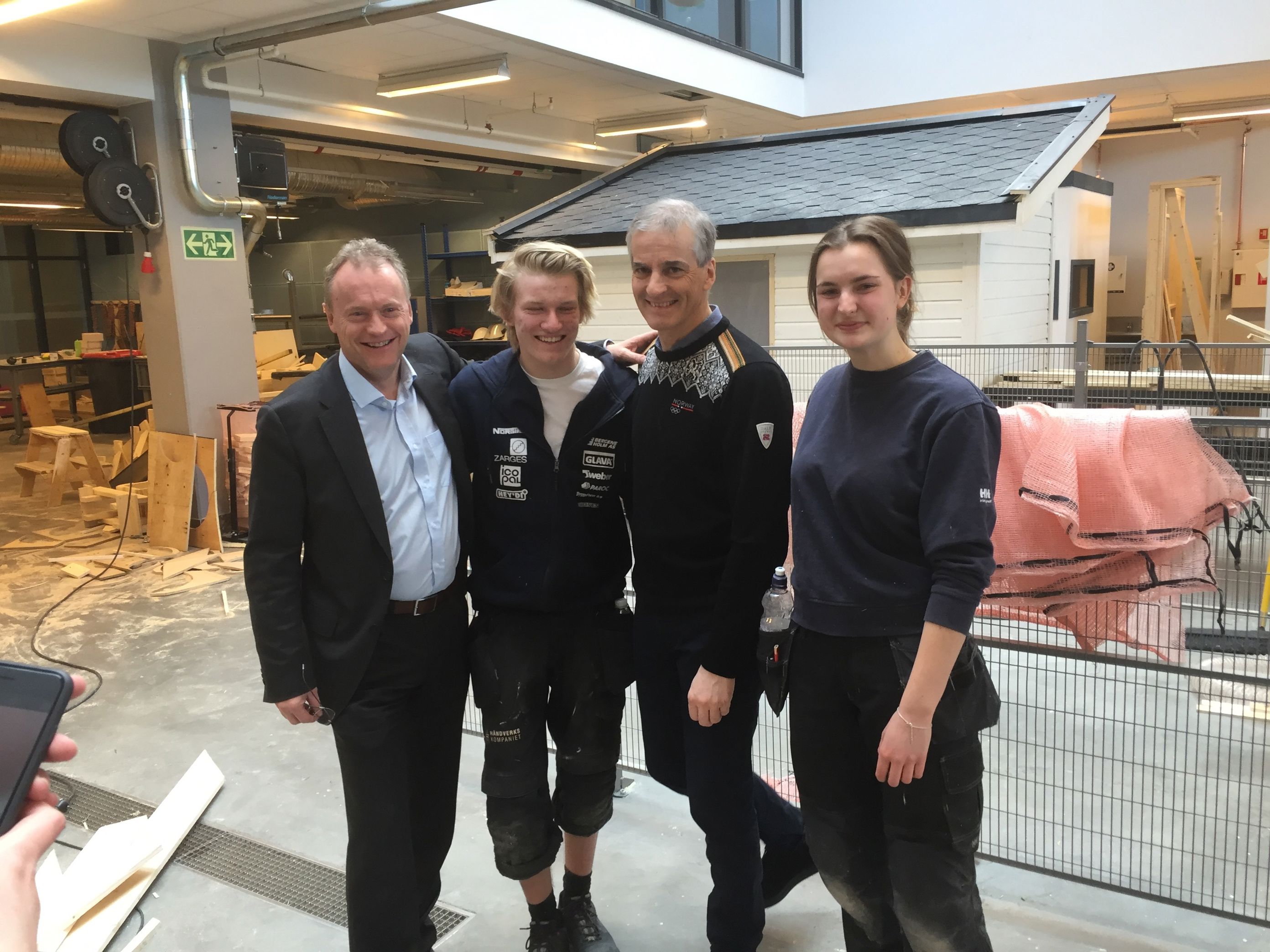 Foto: Kuben vgs Raymond Johansen og Jonas Gahr Støre med to elever