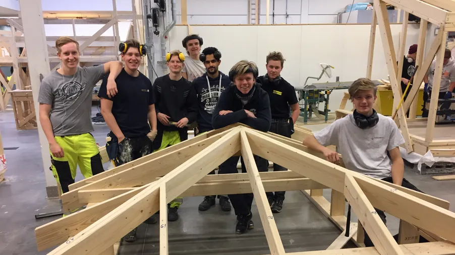 Foto: Kuben BYSK-elever poserer med takkonstruksjon