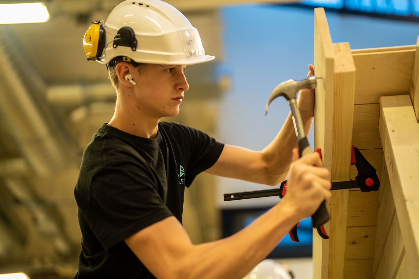 Foto: Kuben Tømrerelev m hjelm