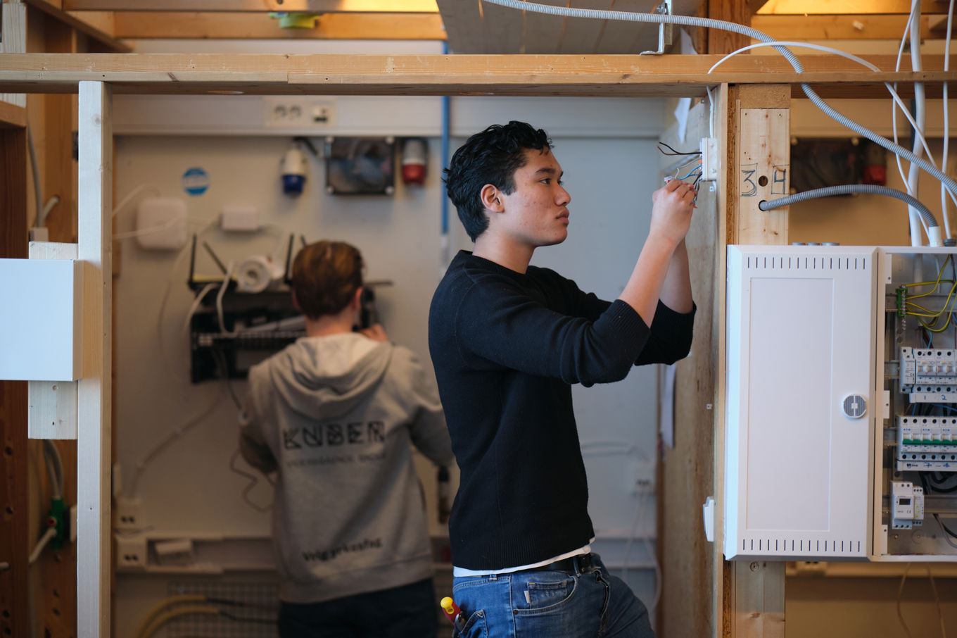 en person som holder et verktøy