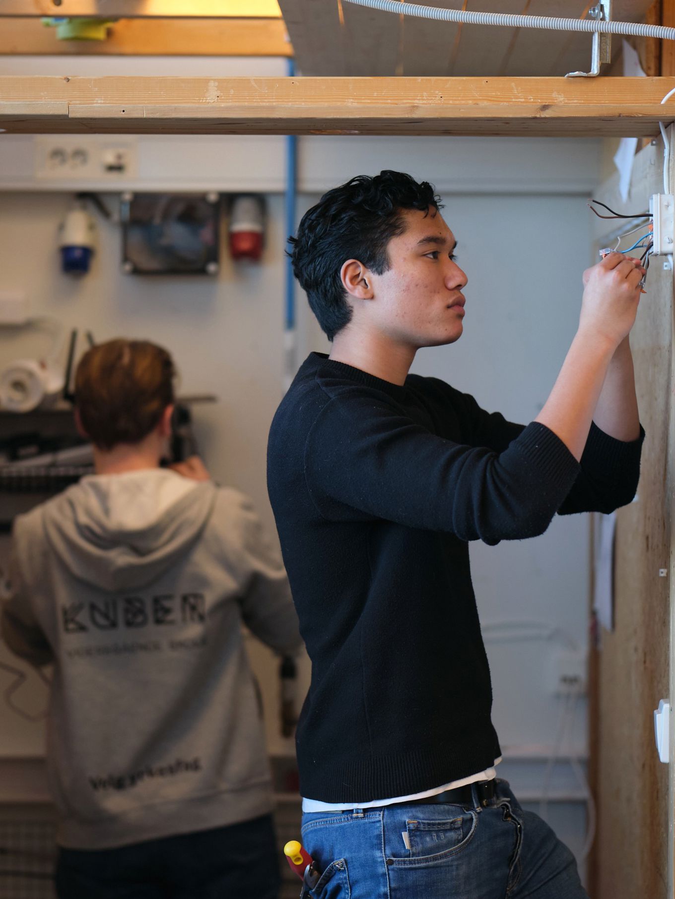 Elev som fikser ledninger