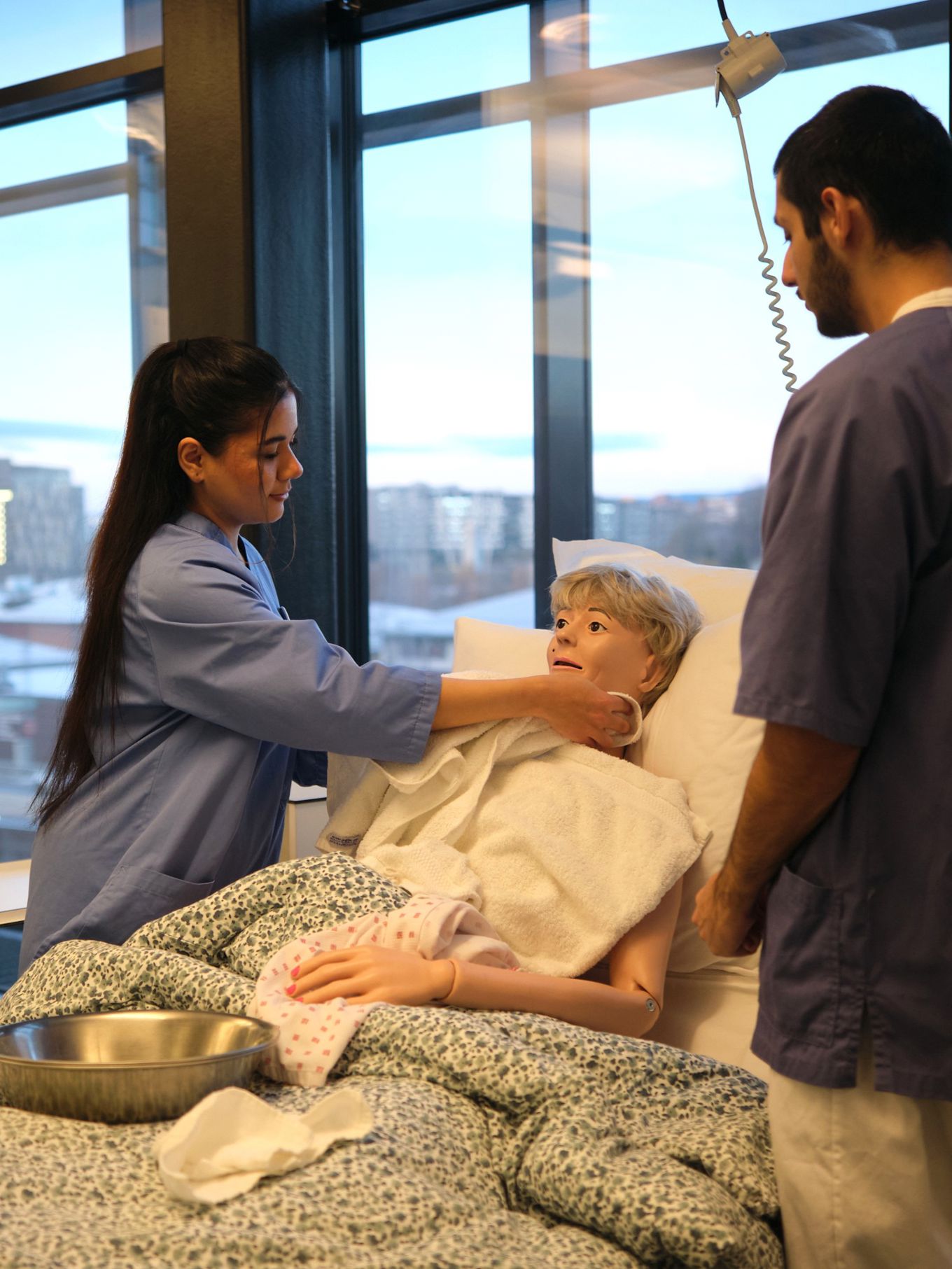 To elever på helsearbeiderfag, med "pasient"