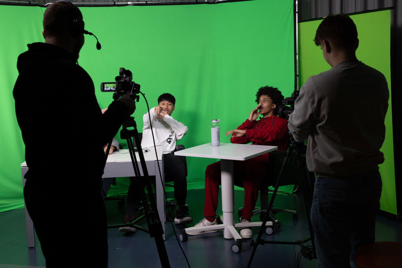 Foto: Elevene jubler for medieproduksjon på Kuben Elevene jubler for medieproduksjon på Kuben