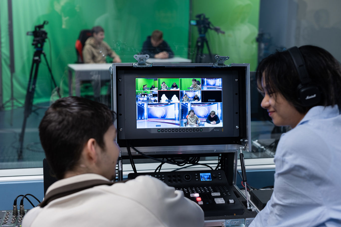 Elever på redigeringsrommet med elever i studio