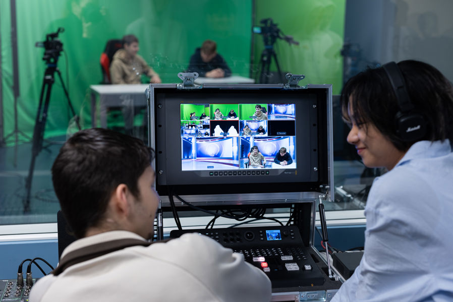 Elever på redigeringsrommet med elever i studio