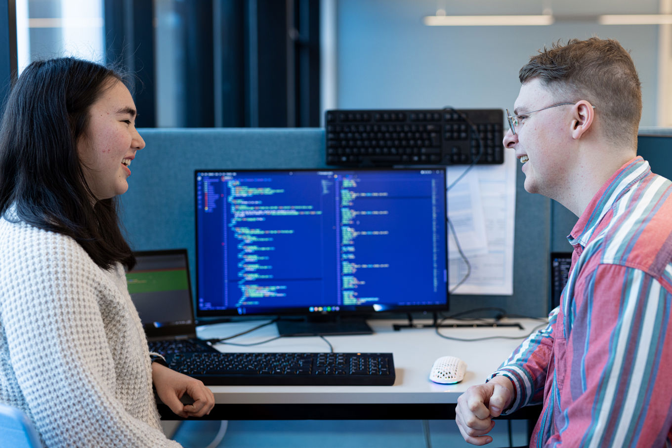 Foto: Annette Larsen En elev og lærer med pc