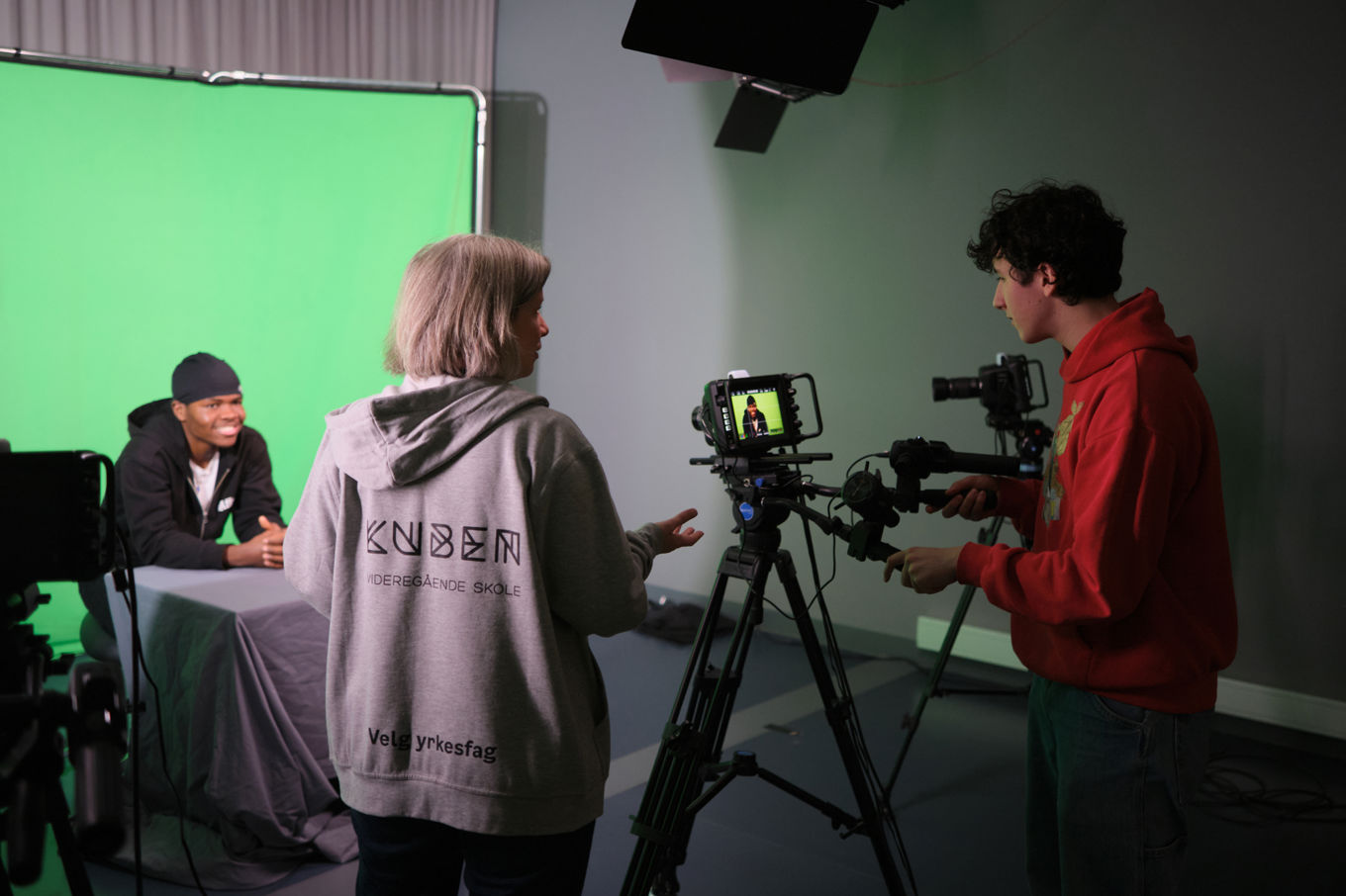 Lærer og to elever i studio