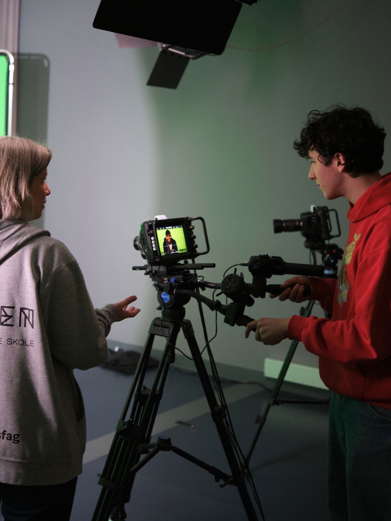 En person og en person som ser inn i et kamera