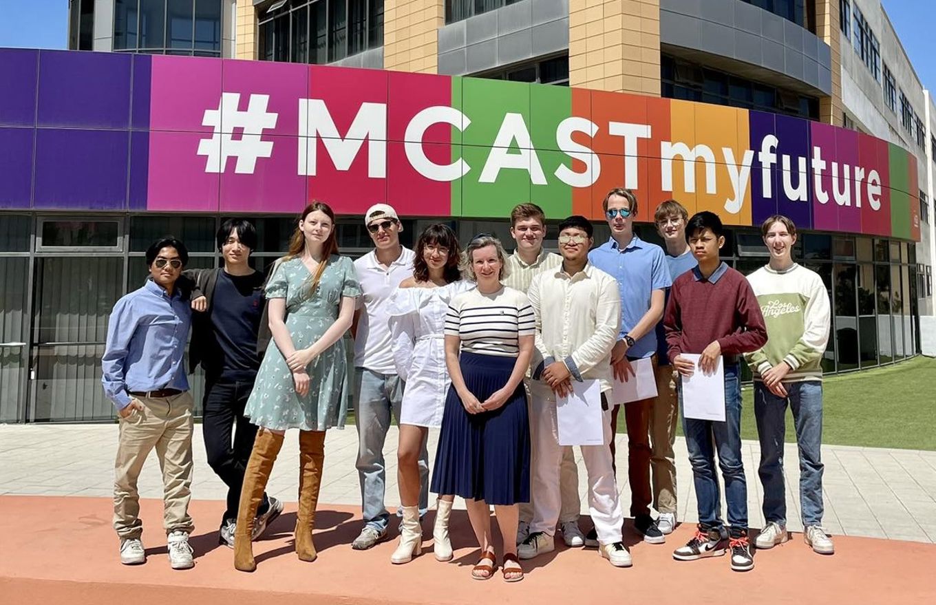 Foto: 2DEB med internasjonal koordinator Kristin 2DEB med internasjonal koordinator Kristin