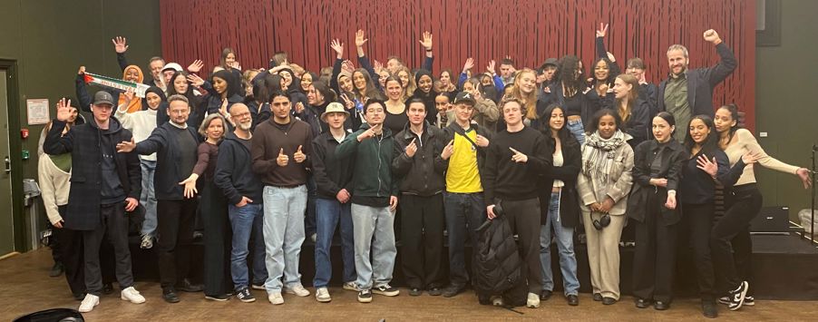 En gruppe mennesker som poserer for et bilde