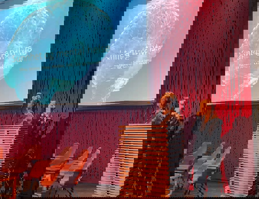 en person som snakker på et podium