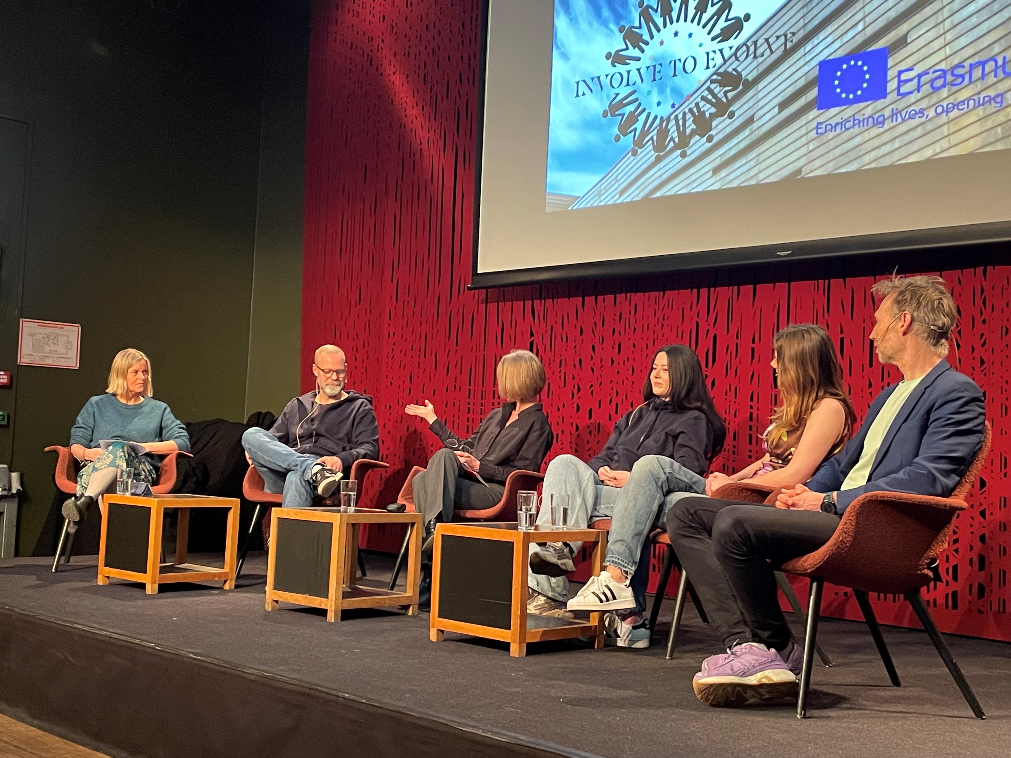 en gruppe mennesker som sitter i stoler