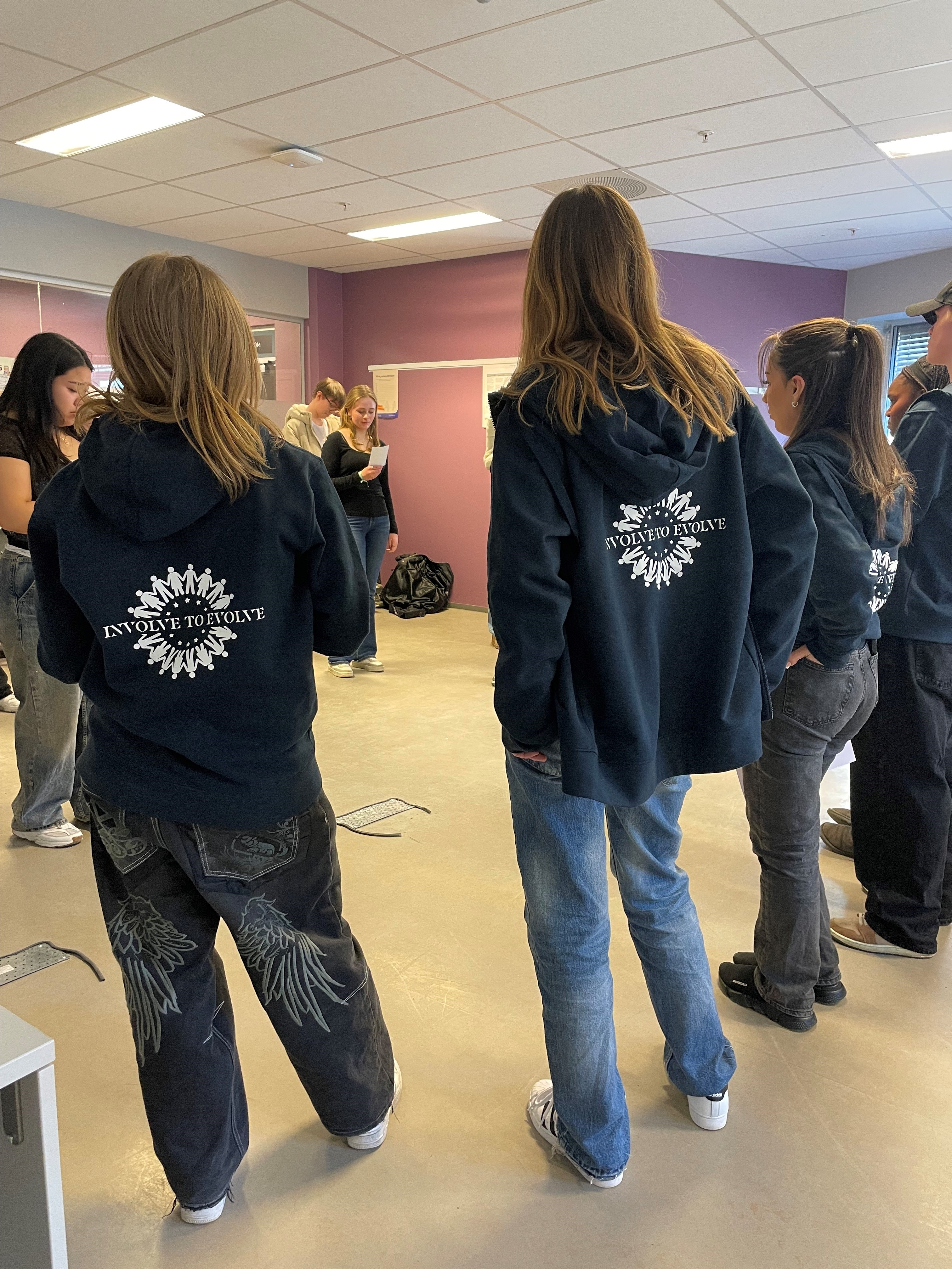 Elevene hold workshop for elever fra Bjerke og F21 En gruppe mennesker i et rom