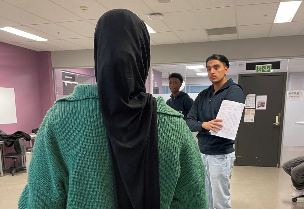 en person som har på seg et plagg