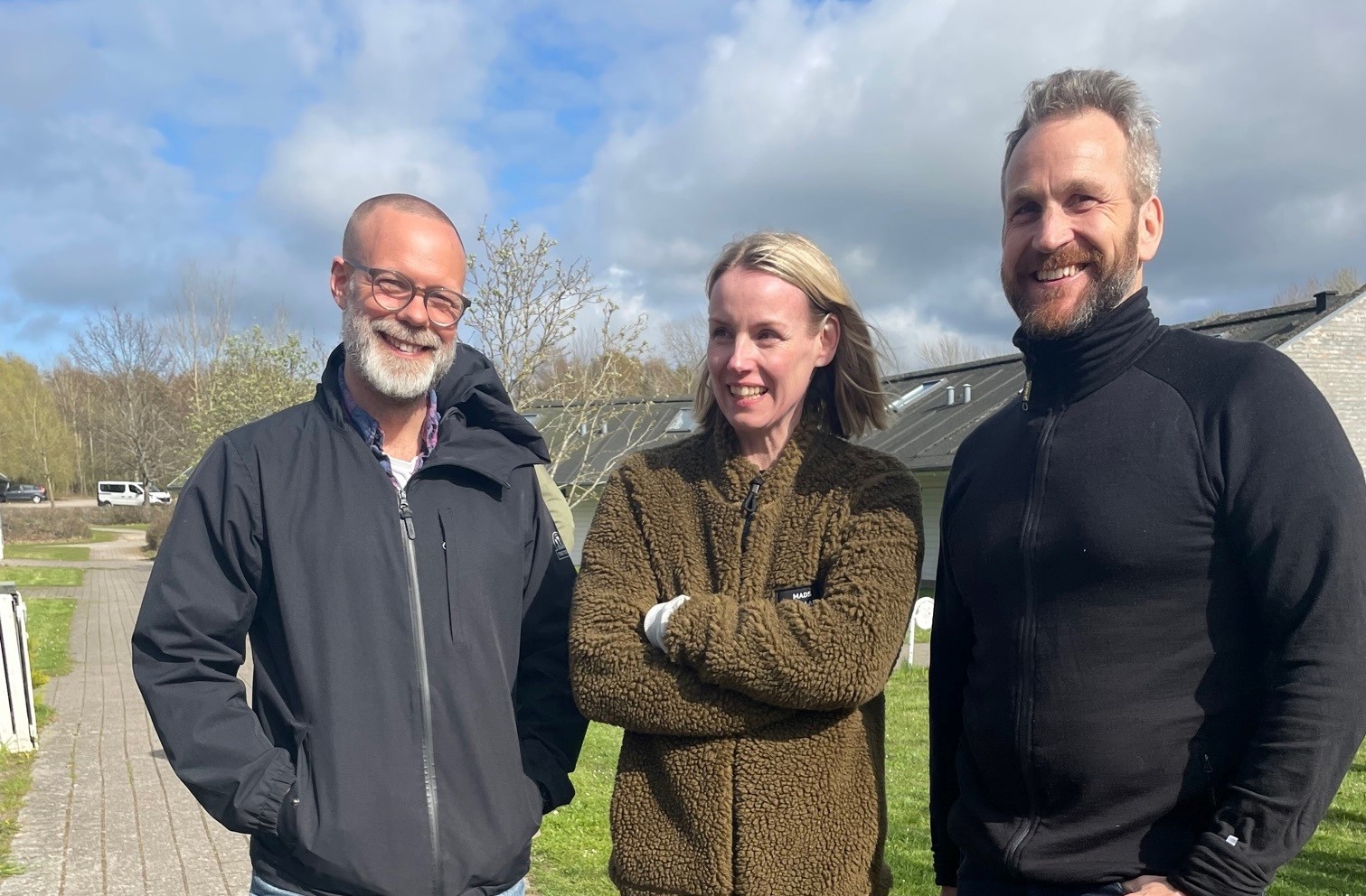 en gruppe mennesker som poserer for et bilde