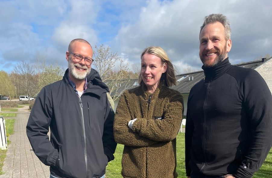 en gruppe mennesker som poserer for et bilde