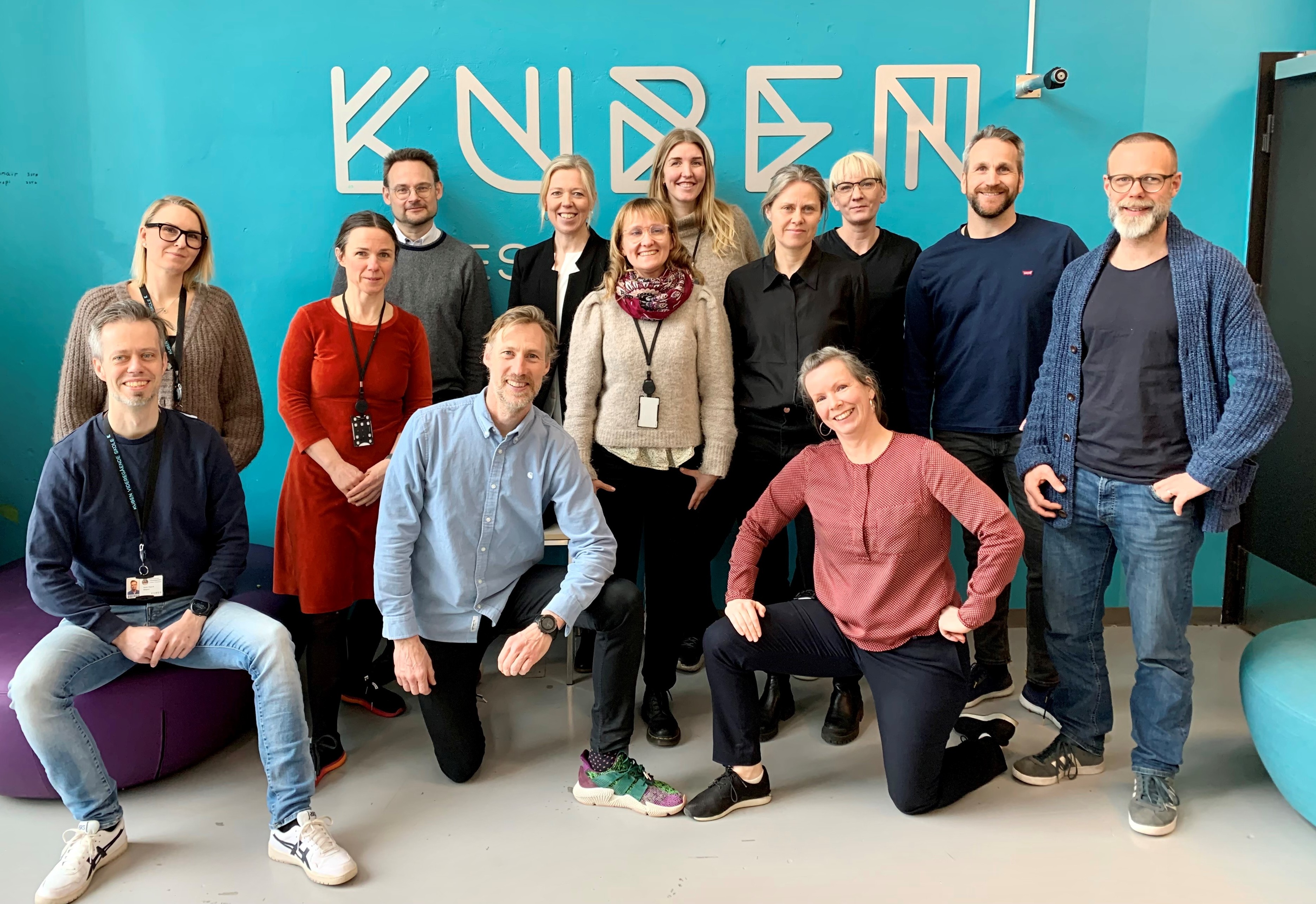 en gruppe mennesker som poserer for et bilde