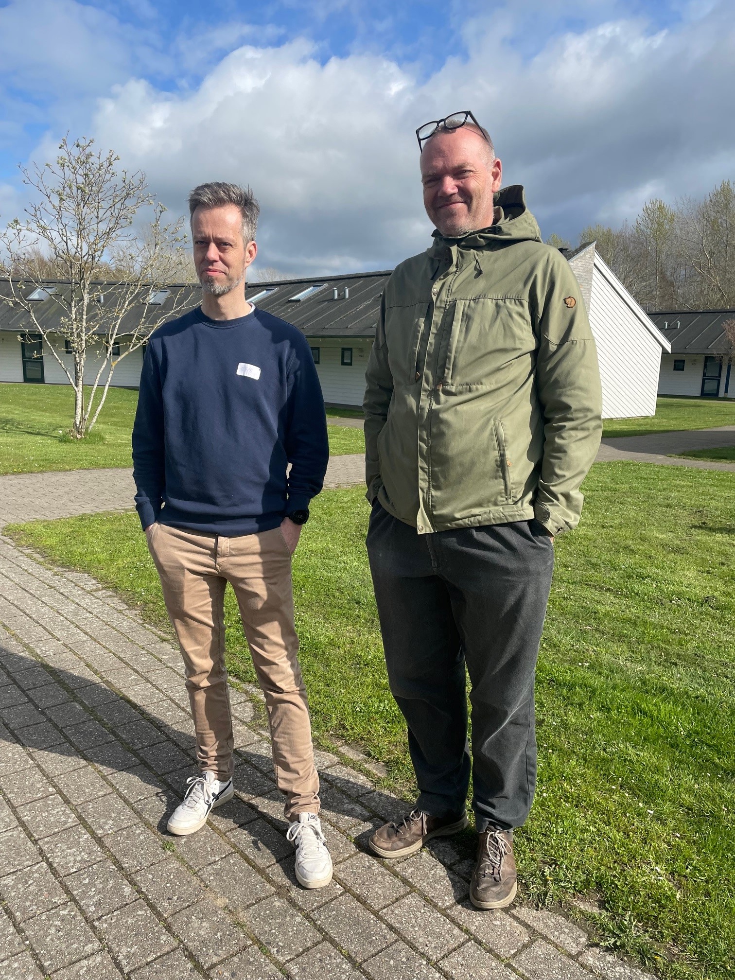 Reidar fra Kuben og Mads fra Frederiksberg to menn som står på et fortau