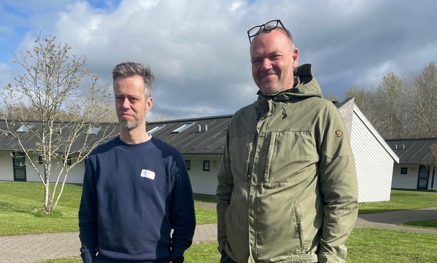 to menn som står på et fortau