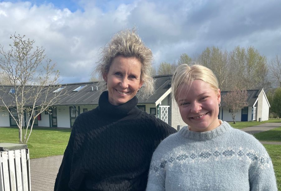 en person og person som poserer for et bilde