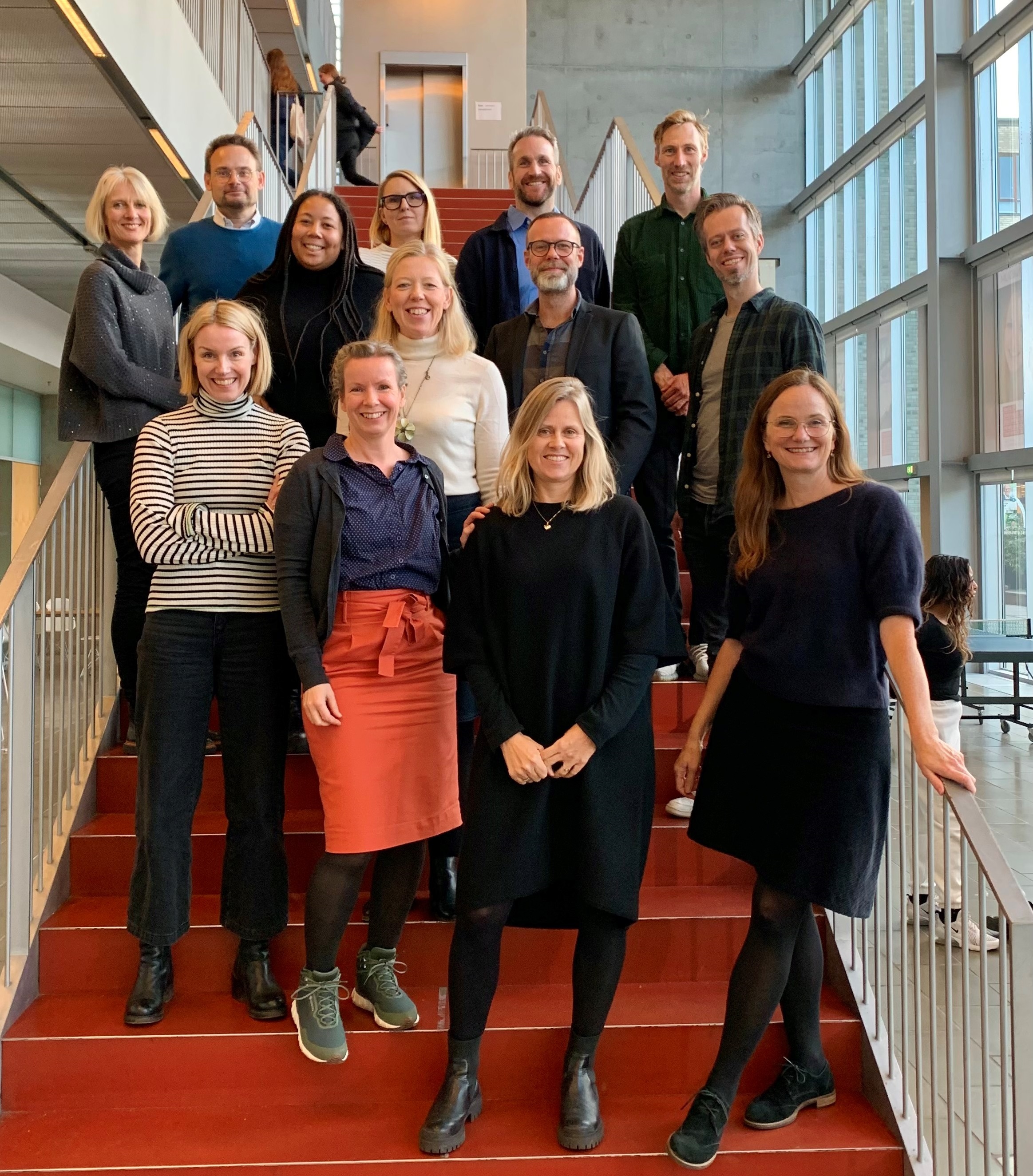 en gruppe mennesker som poserer for et bilde