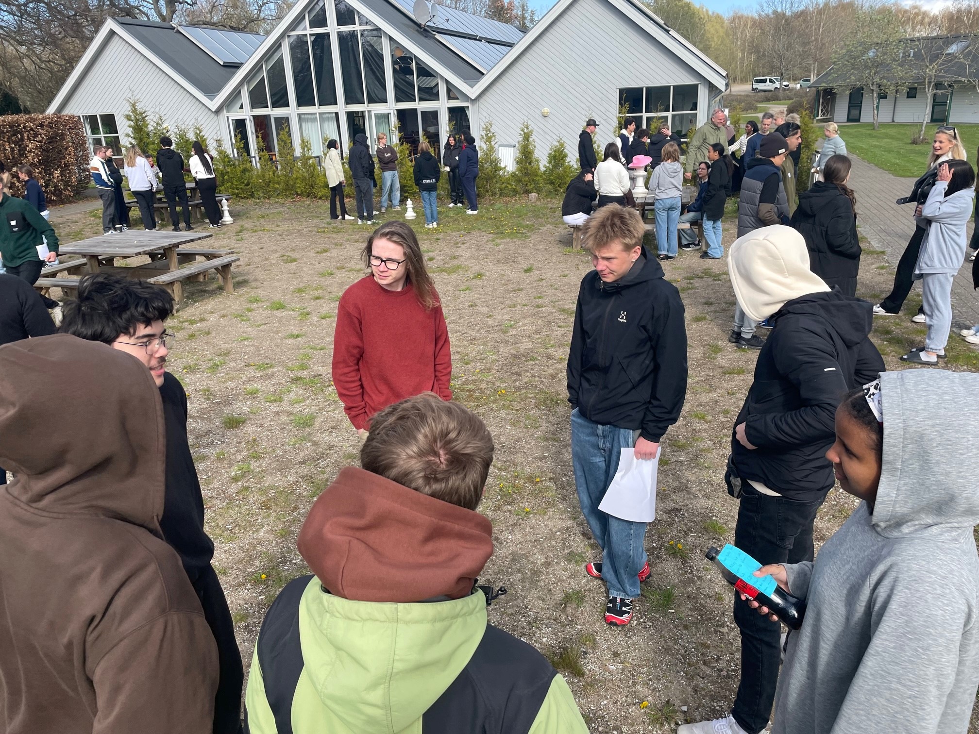 Utendørs workshop på ElevCamp DK en gruppe mennesker utenfor