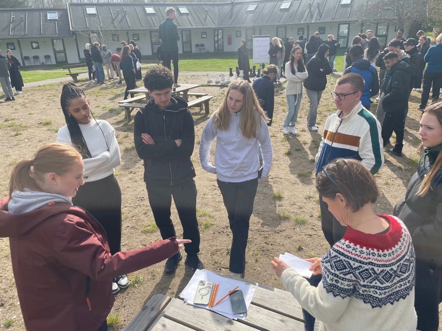 en gruppe mennesker utenfor