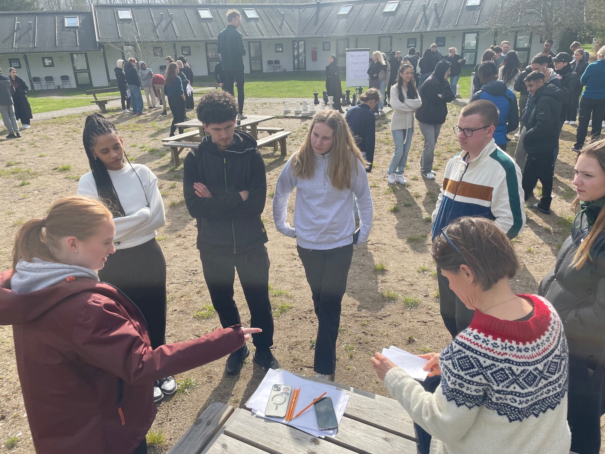 Utendørs workshop på ElevCamp DK en gruppe mennesker utenfor