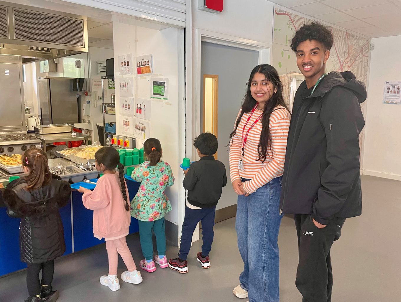 Foto: Kuben Habiba og Gabriel i lunsjkø på Sheringham Primary School