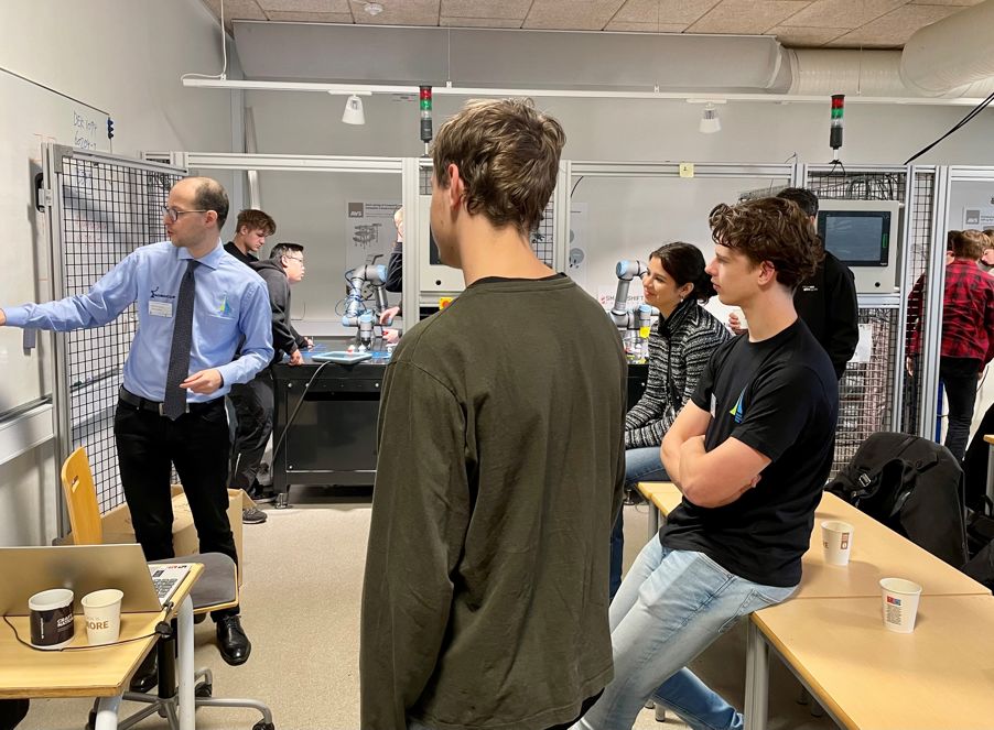 Danske lærer Michael forklarer detaljer for Emilias lag