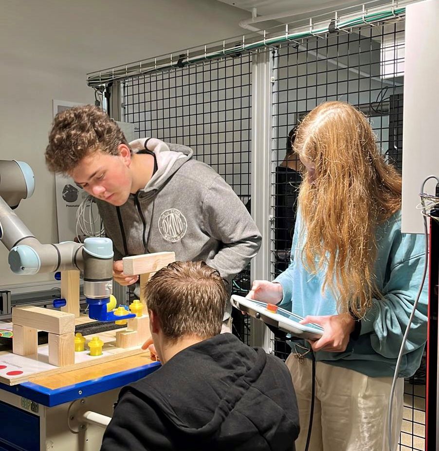 Mikael med sin sveitsiske og nederlandske lagkamerater