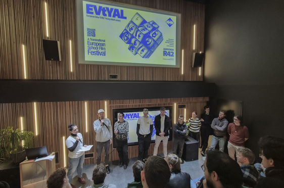 En gruppe mennesker på scenen