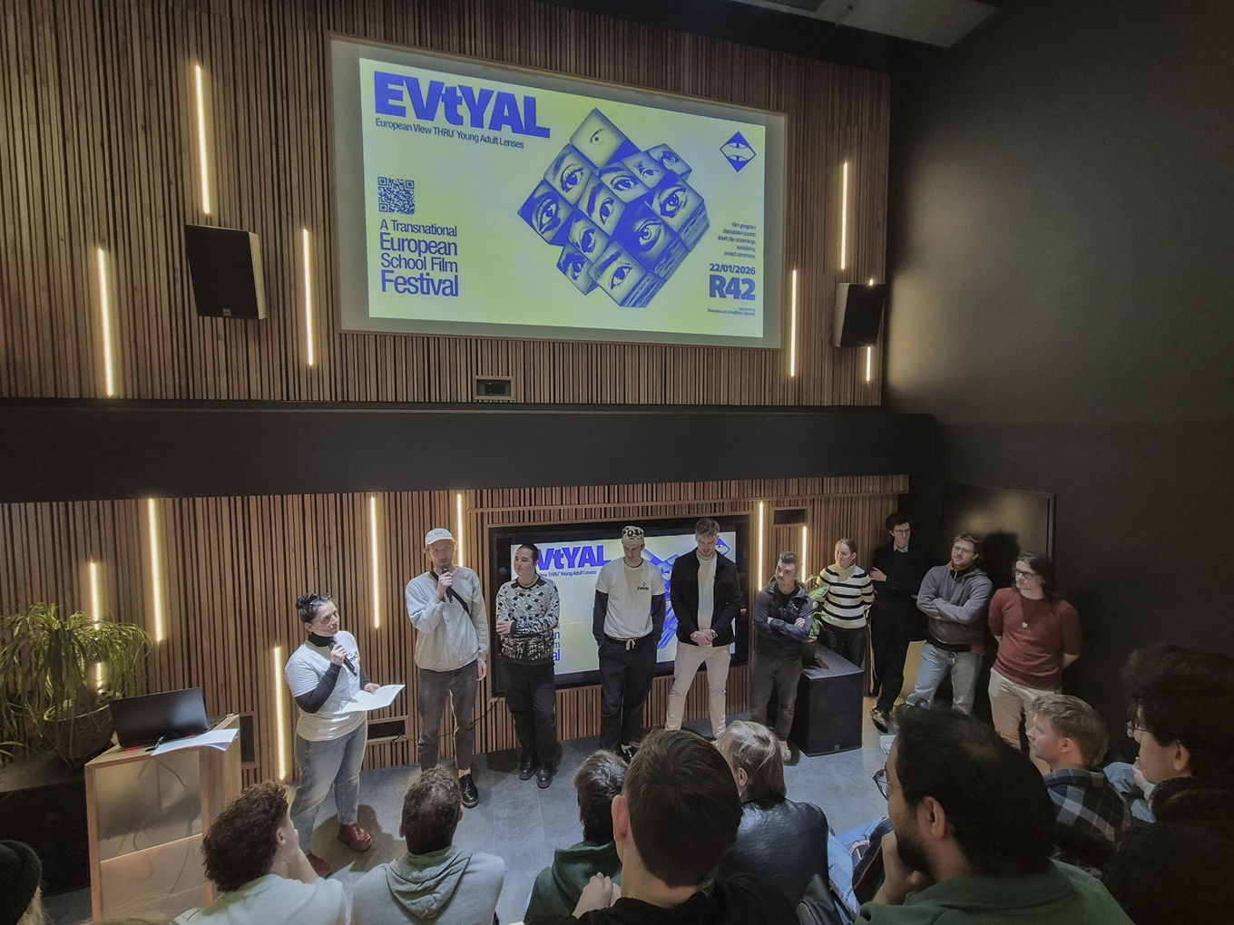 En gruppe mennesker på scenen