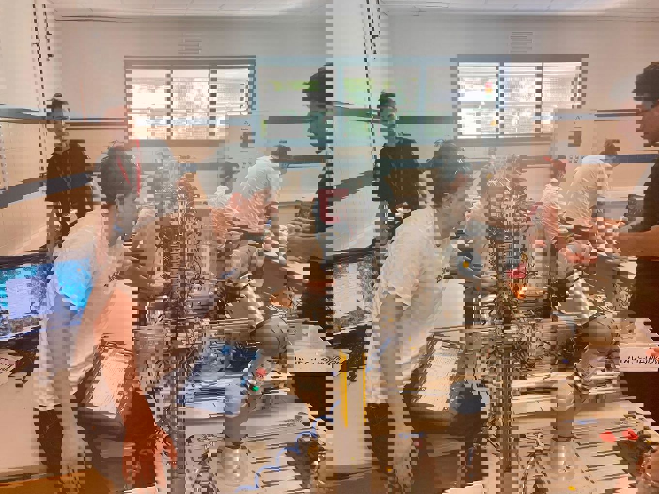 en gruppe mennesker i et rom med roboter