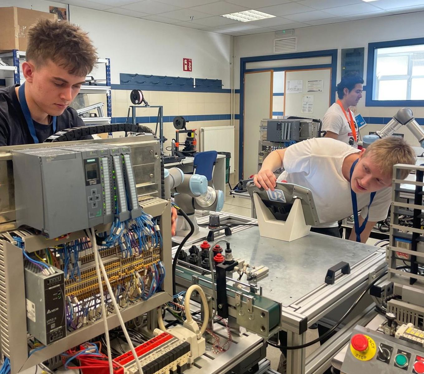 en gruppe mennesker som jobber med roboter