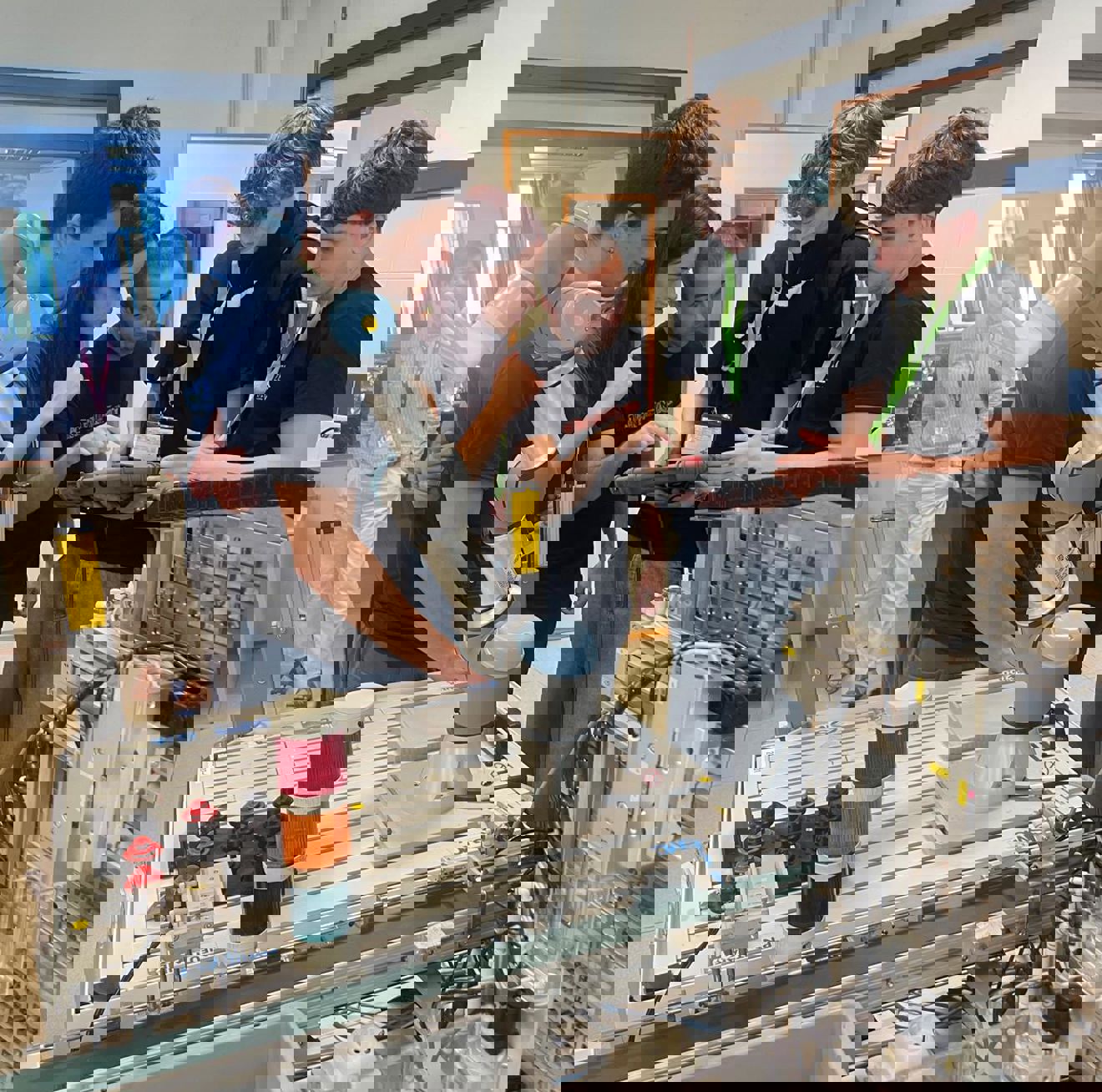 en gruppe mennesker som ser på en maskin