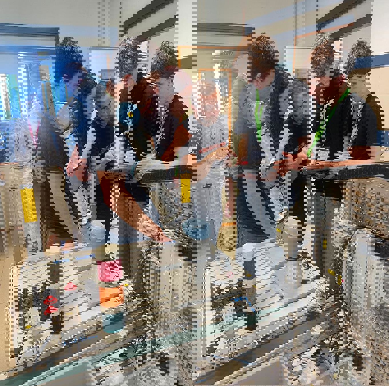 en gruppe mennesker som ser på en maskin