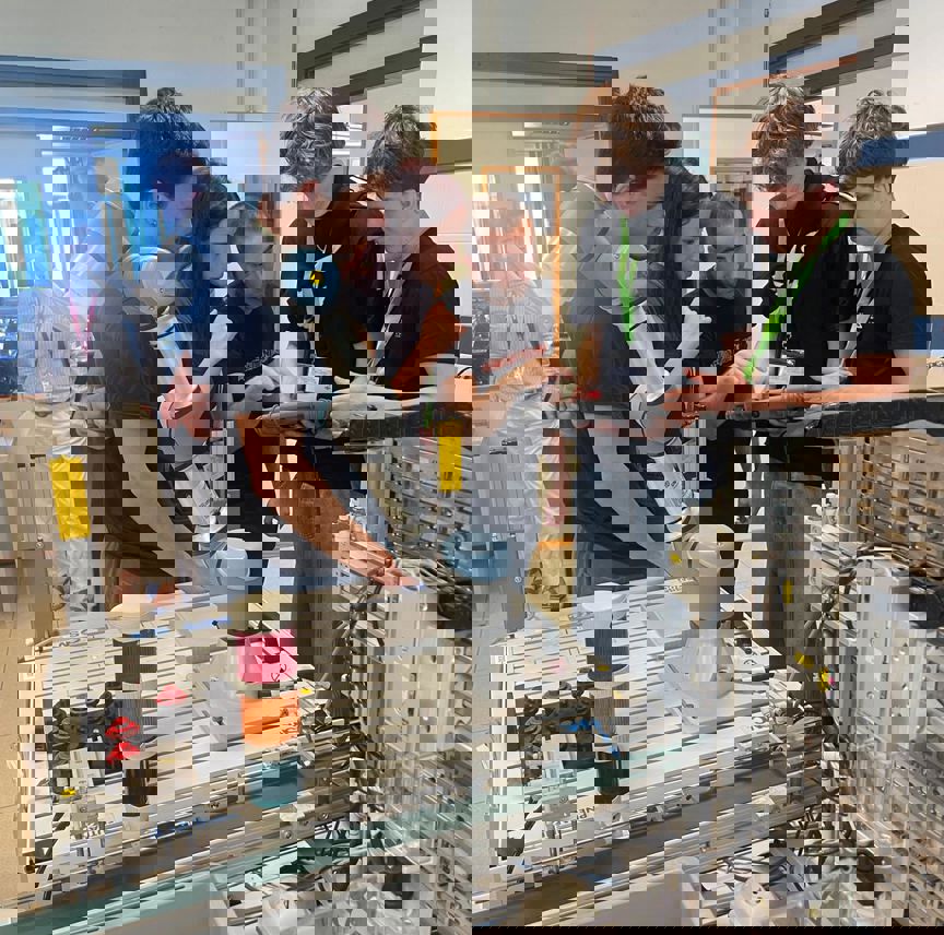 en gruppe mennesker som ser på en maskin