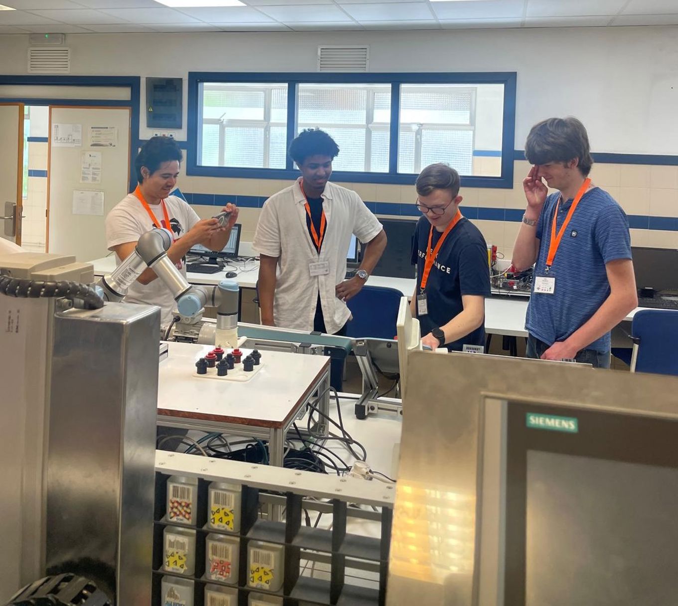 en gruppe mennesker i et rom